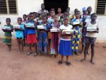 Groupe d’enfants recevant les fournitures. 
