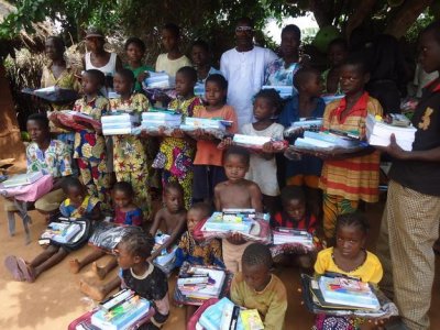 <p>Les enfants d'Azizonkanmè recevant leur lot de fournitures et scolaire, uniforme et sac d'école.</p>Photo Aristide Houansou